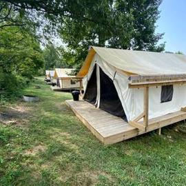 Charming Tented Cabin Placed in a Selcuded Area in Logan, Ohio, hotel in Logan