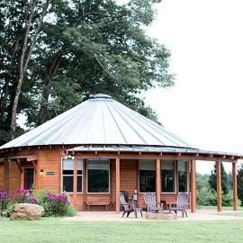 Deluxe Glamping Cabins at River Farm in Virginia, hotell i Syria