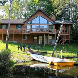 Family-Friendly Cabin Rental on a Private Lake near Wisconsin Dells, hotel i Tomah