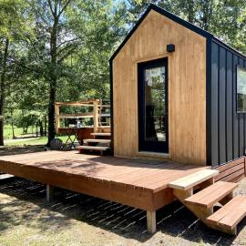 Majestic Nordic Tiny House with Private Deck, Grill and Fire Pit in Arkansas โรงแรมในBoles