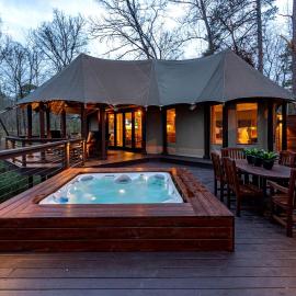 Serenity for Friends: Luxe Tented Cabin and Hot Tub Delight in Hot Springs, AR, hotel a Lake Hamilton