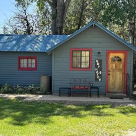 Cozy Rustic Cabin with Riverside Patio on the Pecos River – Pecos, New Mexico, hotel v destinaci Pecos