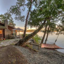 Waterfront Cottage Rental with Spectacular Sunset Views on Orcas Island, Washington、Deer Harborのホテル