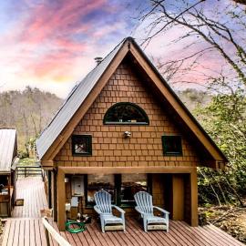 Romantic Riverfront Cabin with Pool Access in Blue Ridge, Georgia, hotelli kohteessa Blue Ridge