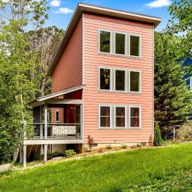Unique Barbie-Themed Pink Cabin in Black Mountain, North Carolina, Hotel in Black Mountain