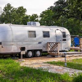 Newly Renovated Camper with Fresh Decor and Tiny Deck in Texas, hotel a Spicewood