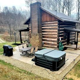 Renovated Cottage with Spa Surrounded by Beautiful Hiking Trails by Tappan Lake in Ohio, hotel in Uhrichsville