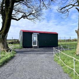 Fantastic Off-Grid Tiny House Fully Equipped with Beautiful Countryside Views in Ireland, hôtel à Oldcastle