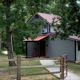Cozy Cabin Rental near Ozark National Forest for a Relaxing Weekend Getaway in Arkansas، فندق في هاريسون