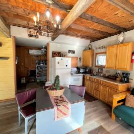 Two-Story Cabin Rental for Large Groups along Hamilton Creek in Marble Falls, Texas – hotel w mieście Marble Falls