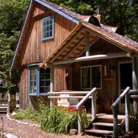 Charming and Secluded Log Cabin Rental on Small Farm near Lake Michigan, hotel a Harbor Springs