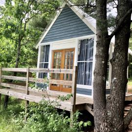 Runamuk Farm Camp Tiny House near Cambridge, New York, khách sạn ở Cambridge