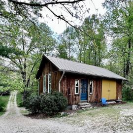 Charming Vacation Rental in a Barn on a Horse Farm near Afton Mountain in Virginia, Hotel in Afton