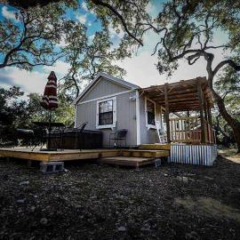 Rustic Dog-Friendly Cabin with Private Deck and Hot-Tub in Texas