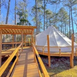 Cozy Glamping Tent with Rain Shower in Calabash, North Carolina, Hotel in Calabash