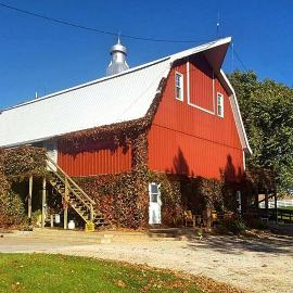 Rustic Barn Rental for a Rural Vacation near Des Moines, Iowa, hotel in Montezuma