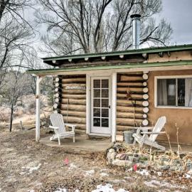 Petite Log Cabin on Organic Farm in New Mexico, hotelli kohteessa San Cristobal
