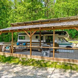 Gorgeous Caravan Glamping Escape for Four in Dover, Ohio, Hotel in Dover