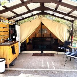 Black Fox Den: A Woodland Glamp - Dog Friendly in Hot Springs, AR, hotel sa Hot Springs