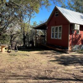 Rustic Texas Hill Country Vacation Rental with a Fire Pit, hotel din Marble Falls