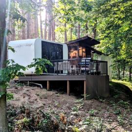 Secluded Modern Tiny House with Wood-Fired Hot Tub Near Trails in Sears, Michigan, hotel Sears városában