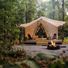 Classic Safari Tent in the Heart of the Adirondack Wilderness, near Lake George, New York, хотел в Corinth