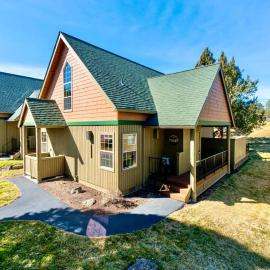 Beautiful Cabin Hot-tub and Barbecue Provided in Redmond, Oregon, Hotel in Redmond