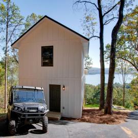 Gorgeous Cabin Great for Groups or Families with Jacuzzi, Fire Pit and Views in Alabama, hotel in Scottsboro