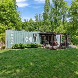 Unique Dover Accommodation with a Hot Tub Perfect for Glamping in Ohio, Hotel in Dover