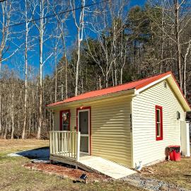 Quaint Cozy Cottage Perfect for a Peaceful Getaway in West Virginia, Hotel in Pipestem