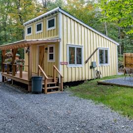 Pet Friendly Glamping in a Vintage Hay Wagon to Discover the Adirondacks, hotel in Brantingham