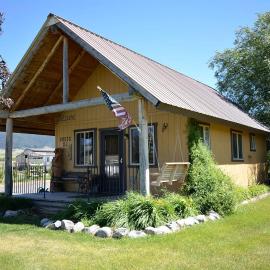 Romantic Cabin Rental with a Delightful Porch near Ennis, Montana, hotel u gradu Silver Star