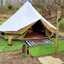 Creekside Glamping Heaven with Comfy Interior in Cosby, Tennessee, hotel v destinaci Cosby