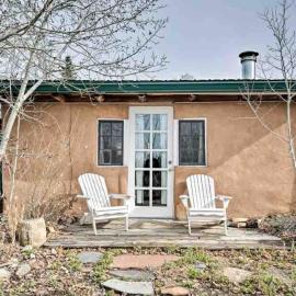 Log Casita Overlooking Pond and Waterfall near Taos, New Mexico, hotelli kohteessa Taos Ski Valley