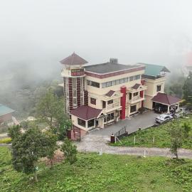 Biglaand Dew Castle, Hotel in Pīrmed