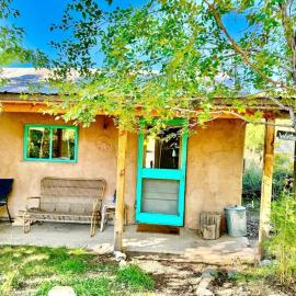 Studio Cabin Suite on Organic Farm Stay near Taos, New Mexico, hotel u gradu Taos Ski Valley