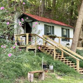 "Lovely Tiny House Rental for a Romantic Getaway in Shepherdstown, West Virginia, khách sạn ở Shepherdstown