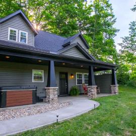 Sweet Private Cabin with Jacuzzi and Fire Pit in Ohio, hotelli kohteessa Sugarcreek