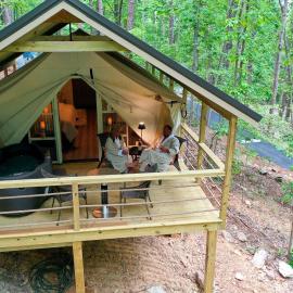 Lovely Glamping Tent with Amazing Equipped Indoor and Outdoor in Alabama, hotel en Scottsboro