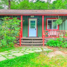 Charming Forest Cabin with a Hammock near Delaware Water Gap National Recreation Area, Pennsylvania, Hotel in Canadensis