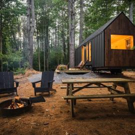 Secluded, Dog Friendly Tiny House on the Hudson River, near Saratoga Springs, hotel sa Corinth