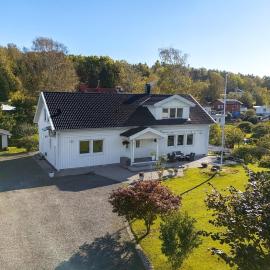 Modern villa near city & nature, Hotel in Göteborg