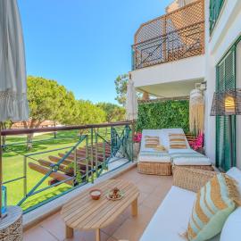 5 star Luxury SevenPines apartment with large balcony and 3 communal pool, hotel in Quarteira