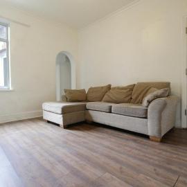 House 10 mins walking distance to Railway station, hotel in Luton