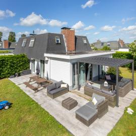 Welcome in - Strandhuis Schoneveld, zonnige en ruime tuin met speeltoestel, hotel in Breskens