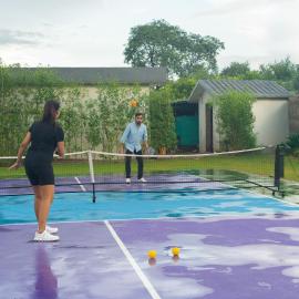 StayVista at Aarna Estate with Private Pool & Pickleball Court، فندق في Tāoru
