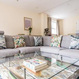 Spacious Surrey Family Home with Free Parking - Pass the Keys, hotel en Addlestone