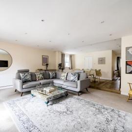Spacious Surrey Family Home with Free Parking - Pass the Keys, hotelli kohteessa Addlestone