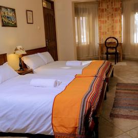 Inn the Woods Entebbe, hotel u gradu Katabi