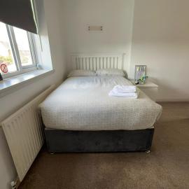 Private Rooms with Shared Bathroom Bus Stop 8 Mins Away, Hotel in Earley